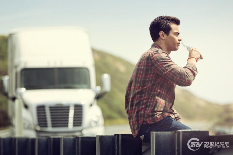 dometic_truck_drinking_refrigerator_Day1_2173.jpg