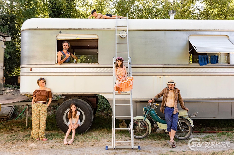 traveling-family-circus-avignon-france05.adapt.1900.1.jpg