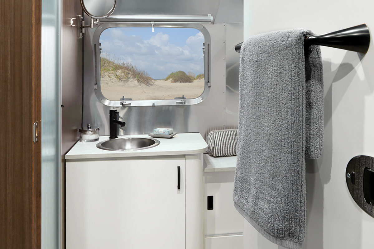 Airstream-2021-Caravel-22-Interior-Lavy-Tungsten-59163-WEB.png